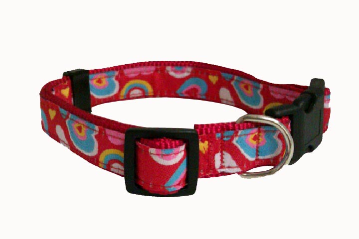 Halsbånd Quot Funny Hearts Quot Rødt Med Kulørte Hjerter