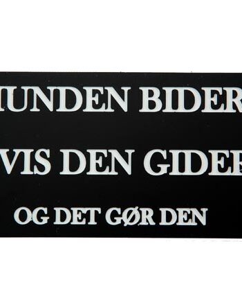Skilt: Hunden Bider Hvis Den Gider Og Det Gør Den
