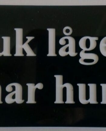 Skilt: Luk Lågen Vi Har Hunde